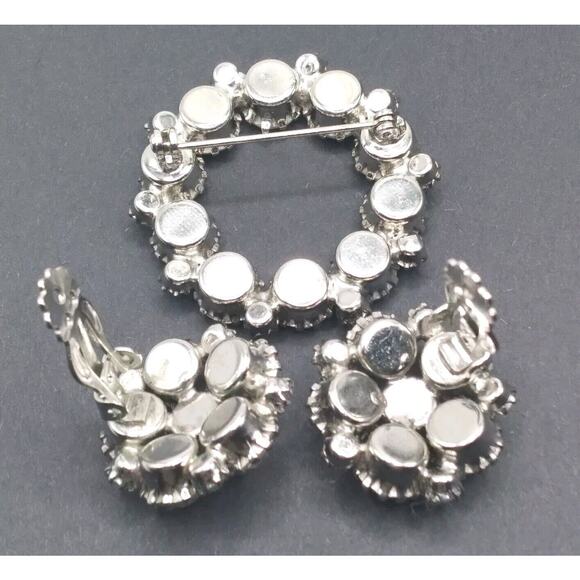 Weiss Brooch Clip-on Earrings Set Vintage Crystal Rhinestones Floral Silvertone - Picture 5 of 8